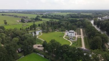 Hollanda, Hollanda 'daki Stichtse Vecht su yolu boyunca güzel bir villanın insansız hava aracı görüntüsü..