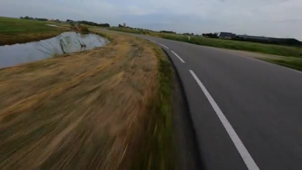 Nederlandse wegeninfrastructuur rijdt door een bocht ultieme rijweg in een prachtig landschap. — Stockvideo