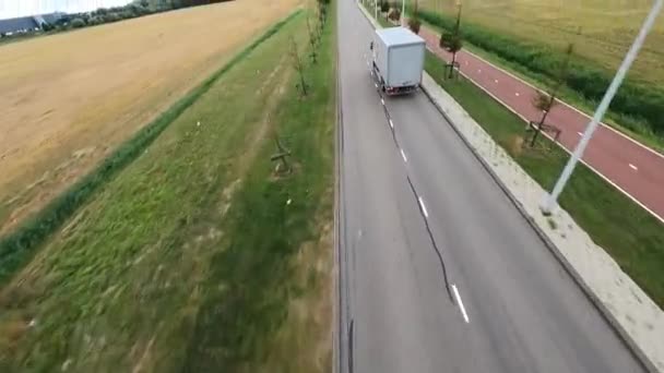 Amsterdam, 15 września 2021, Holandia. Po logistyczny transport ciężarówki ładunku fpv anteny. — Wideo stockowe