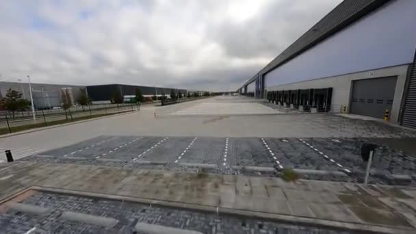 Amsterdam, 15 september 2021, Nederland. Logistische hub transport center magazijnen plaats voor vrachtwagens laden en docking levert bedrijven FPV vliegen over. Distributiecentrum. — Stockvideo