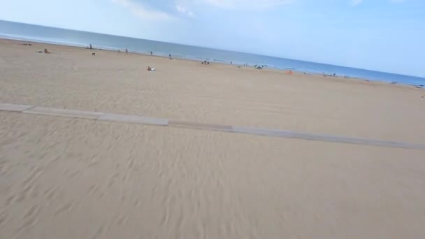 FPV anténa drone veiw na pláži v Zeelandu Nizozemsko, Holandsko, letní duny písek přímořský — Stock video