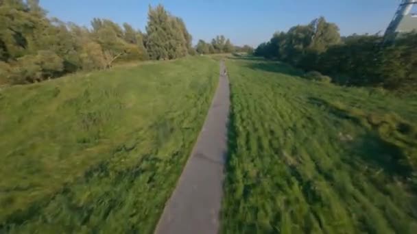 自然の草原を通って歩行者天国とサイクルパスを飛んでいます。アムステルダム周辺のインフラ,オランダ.サイクリストスポーツレジャー. — ストック動画
