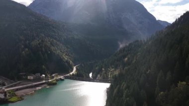 Auronzo Gölü, Lago di Auronzo, Santa Caterina Gölü, yapay göl Auronzo di Cadore, Dolomitler, Belluno, İtalya. Havadan video görüntüsü.