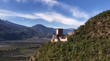 Castel Maultasch Neuhaus, İtalya 'nın Terlano kentindeki Mountai Nrange' ın tepesindeki kale harabesi. Hava aracı videosu.