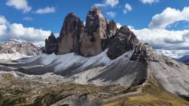 Tre Cime di Lavaredo, Dolomite Dağları, İtalya. Drei Zinnen olarak da bilinir. Hava aracı videosu.