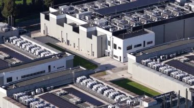 İtalya, Milan 'daki veri merkezi. Bulut hizmetleri, büyük veriler ve yapay zeka altyapısı. Hava aracı videosu.