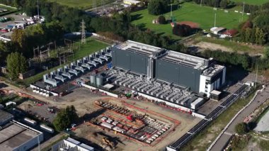 Veri merkezi binası, veri depolama merkezi, büyük veri ve yapay zeka, veri merkezi inşaatı. Hava videosu