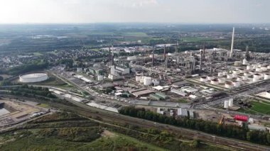 Rodenkirchen rafinerisi, Enerji ve Kimya Parkı. Enerji ve Kimyasallar Parkı Rhineland eski adı Rheinland Raffinerie. Hava videosu.