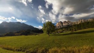 Dolomitler, Pompagnon Vadisi, Cortina, Ampezzo, Dolomitler, İtalya. Val Grande Vadisi. Gün batımı altın saati. Hava fpv insansız hava aracı videosu.