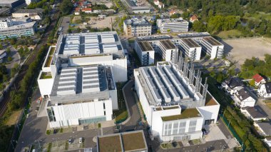 Veri merkezi tesisi, büyük veri, yapay zeka ve internet teknolojisi altyapısı. Hava görünümü.