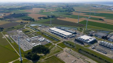 Eemshaven, Groningen, Hollanda 'daki veri merkezinin genişletilmesi. Büyük teknoloji, büyük veri, yapay zeka altyapısı. Hava görünümleri.