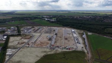 Musselkanaal, Hollanda, Groningen ili, 14 Eylül 2025: Omexom, TenneT için yeni standart tasarıma göre ilk 380 kV yüksek voltaj alt istasyonunu inşa etmektedir. İnşaatın havadan görüntüsü