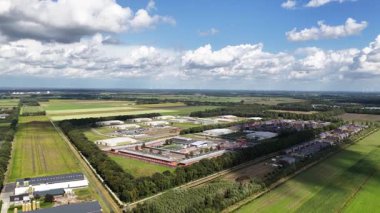 AZC Ter Apel, sığınmacılar merkezi, resepsiyon ve kayıt tesisi, mimari bileşiğin hava manzarası.