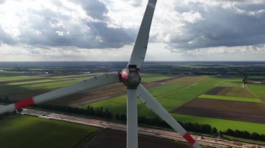 Rüzgardan yenilenebilir enerji, temiz enerji, açık alanlarda rüzgar türbinleri, yeşil elektrik, hava manzarası.