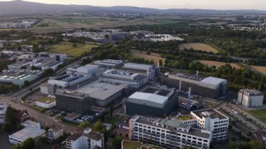 Frankfurt, Almanya 'da yapay zeka. Büyük veri altyapısı, yüksek ölçekli veri merkezi. Hava videosu.