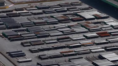 Endüstriyel boru tesisleri, tüpler, metal üretimi için üretim tesisi. Altyapı, makine vs. yapımında kullanılır. Dalmine, İtalya. Hava videosu.