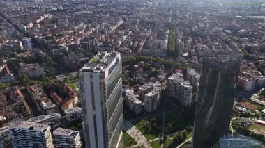 Milan, Lombardy, İtalya, 6 Eylül 2025: Milano 'nun merkezindeki şehir yaşam ofisi binaları. PWC İtalya, Generali Yatırım ve Allianz. Modenr mimarisi, cam cepheleri. Hava videosu.