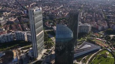 Milan, Lombardy, İtalya, 6 Eylül 2025: Milano 'nun merkezindeki şehir yaşam ofisi binaları. PWC İtalya, Generali Yatırım ve Allianz. Modenr mimarisi, cam cepheleri. Hava videosu.