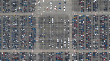 Birçok sıra araba, otomotiv üretim tesisinde araçlar. Kuzey İtalya. Havadan yukarıdan aşağıya görünüm.