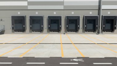 Yükleme ve boşaltma için kamyon iskelesi lojistik deposu boş uzay kapısı. Ön görünüm.