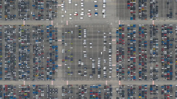Birçok sıra araba, otomotiv üretim tesisinde araçlar. Kuzey İtalya. Havadan yukarıdan aşağıya görünüm.