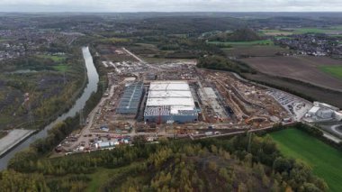 Farciennes, Hainaut, Belçika 'daki yeni veri merkezi. 1 milyar avroluk yatırım, AI altyapısı, bilgisayar merkezi, yapay zeka, inşaat hakkında hava aracı görüşü.