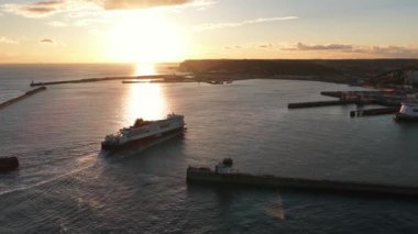 Dover, Kent County, İngiltere, 25 Ekim 2025: DFDS feribotu, Dover limanına girer. Fransa 'dan araba ve kamyon nakliyesi. Gün batımında hava aracı videosu.