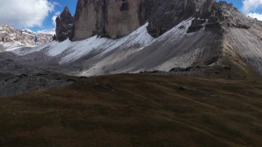 Drei zinnen, Tre cimi di Laverdo, 3 tepe, dolomitler ünlü ikon dağ sırası. İtalya. Hava videosu.