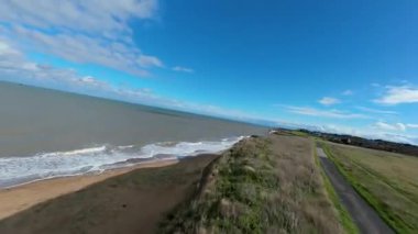 İngiliz kanalı boyunca kireçtaşı kayalıkları. FPV hava aracı videosu. Kıyı şeridi ve doğa.