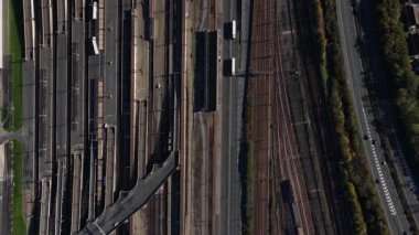 Manş Tüneli tüneli Fransa ve Birleşik Krallık arasında Manş Denizi 'nin altında. Güneşli bir gün, tepeden tırnağa insansız hava aracı videosu.