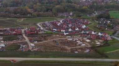 Towcester 'da yeni inşa edilmiş evler. İngiltere, Birleşik Krallık. Yeni apartman gayrimenkulleri. Hava aracı videosu.