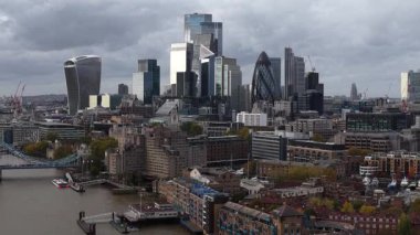 Londra, Great Londen, İngiltere, 28 Ekim 2025: Londra şehri, gökdelen, Londons ana finans bölgesindeki yüksek binalar, şehir ya da Square Mile olarak da bilinir. Şehrin siluetinin havadan çekilmiş videosu. Gündüz.