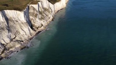 İngiltere 'nin kireçtaşı uçurumları. Hava aracı videosu gösteriliyor. Doğadaki görkemli uçurum duvarı.