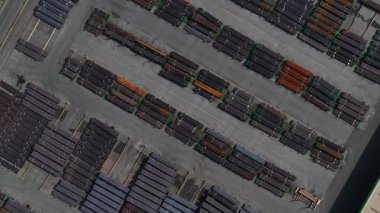 Endüstriyel boru tesisleri, tüpler, metal üretimi için üretim tesisi. Altyapı, makine vs. yapımında kullanılır. Dalmine, İtalya. Hava videosu.