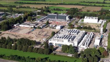 Sanatsal entellektüel bilgisayar merkezlerinin inşaatı, İtalya, Milan 'da veri girişleri. Hiperpullular. Hava aracı videosu.