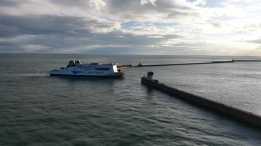 Dover, Kent County, İngiltere, 25 Ekim 2025: İrlanda feribotları Dover limanına kadar dayanır. İrlanda ve İngiltere 'den Fransa' ya giden yolcu, araba ve kamyon feribotlarını çalıştırın. Gün batımında hava indirme videosu, altın saat.