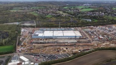 Bulut hizmetleri ve enerji verimli sunucular ve ağ donanımı içeren yapay zeka altyapısı için yeni veri merkezi. Gelişmiş soğutma sistemleri ve yenilenebilir enerji kaynakları kullanımı. Hava aracı videosu. Farciennes, Belçika.