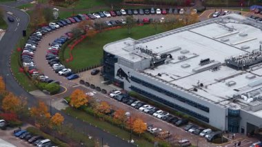 Milton Keynes, Buckinghamshire, İngiltere, 29 Ekim 2025: Red Bull yarış F1 takım fabrikası. Motorsporları araştırma tesisi. Hava aracı videosu.
