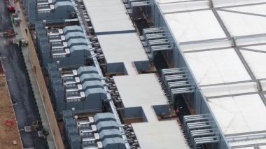 Waltham Cross, İngiltere 'deki veri merkezinde acil durum güç yedeği. Hava aracı gündüz vakti videoyu kapatır.