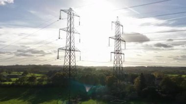 Yüksek voltajlı elektrik kabloları için güç direği. Southampton, Birleşik Krallık 'ta enerji dağıtımı için elektrik şebekesi. Hava aracı videosu.