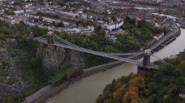 Clifton Askı Köprüsü, Avon Boğazı ve Avon Nehri 'ni kapsayan asma köprü, Bristol' daki Clifton 'u Kuzey Somerset' teki Leigh Ormanı 'na bağlayan köprü. Köprü. Hava aracı videosu.
