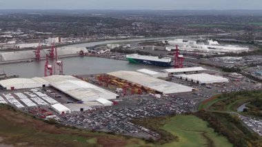 Portbury, Somerset, İngiltere, 30 Ekim 2025 Bristol Limanı 'nın Royal Portbury Rıhtımı bölümü, kalkış terminali. Ticari sanayi limanlarının insansız hava aracı videosu..