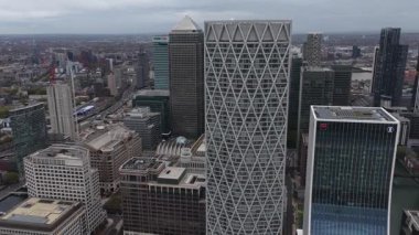 Londra, Great Londen, İngiltere, 29 Ekim 2025 Canaray Rıhtım Finans Bölgesi, yüksek binalar. Hava aracı videosu.