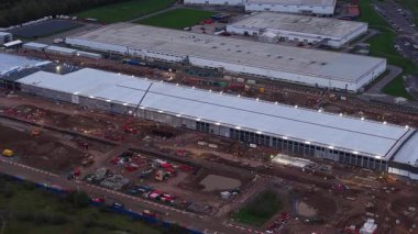 Avrupa 'nın en büyük veri merkezi kampüslerinden biri olan Cardiff, Galler' deki CWL1 Kampüsü. Kritik bilişim yükünü 148 MW 'a kadar destekler ve% 100 yenilenebilir enerji ile çalışan bir dizi kolokasyon ve bağlantı hizmeti sunar. Hava aracı videosu