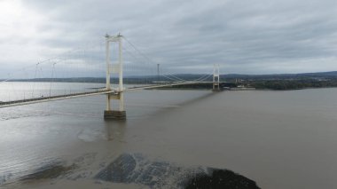 Severn Köprüsü ya da Pont Hafren, İngiltere 'nin Güney Gloucestershire ve Güney Doğu Galler' deki Monmouthshire arasında Severn Nehri boyunca uzanan asma köprüsü. Gündüz insansız hava aracı videosu.