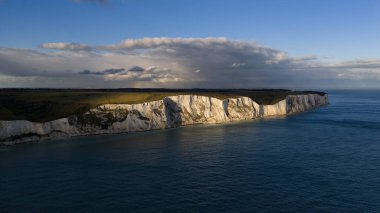 İngiltere 'nin kireçtaşı uçurumları. Hava aracı videosu gösteriliyor. Doğadaki görkemli uçurum duvarı.