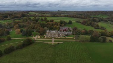 Bayham Malikanesi, büyük Viktorya dönemi malikanesi sekiz yatak odası ve güzel parklarla çevrili bir dönüm bahçeye sahiptir. Kent, İngiltere. Hava aracı videosu.
