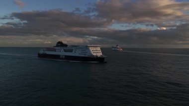 Dover, Kent County, İngiltere, 25 Ekim 2025: DFDS feribotu, Dover limanına girer. Fransa 'dan araba ve kamyon nakliyesi. Gün batımında hava aracı videosu.