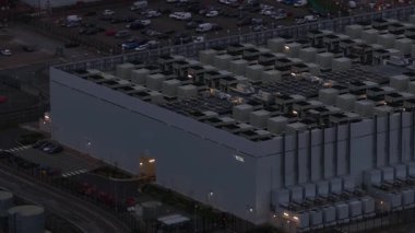 Cardiff, Güney Glamorgan, Galler, 30 Ekim 2025 Vantage Data Centers IT altyapı binası. Vantage Vantage Veri Merkezleri, büyük bulut sağlayıcıları ve büyük işletmeler için küresel toptancılık, yüksek ölçekli veri merkezi kampüsleri sağlayıcısı. Hava aracı