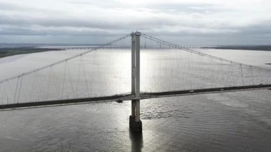 Severn Köprüsü, asma köprü ve İngiltere ile Galler 'i birbirine bağlayan karayolu altyapısı. Hava aracı videosu.